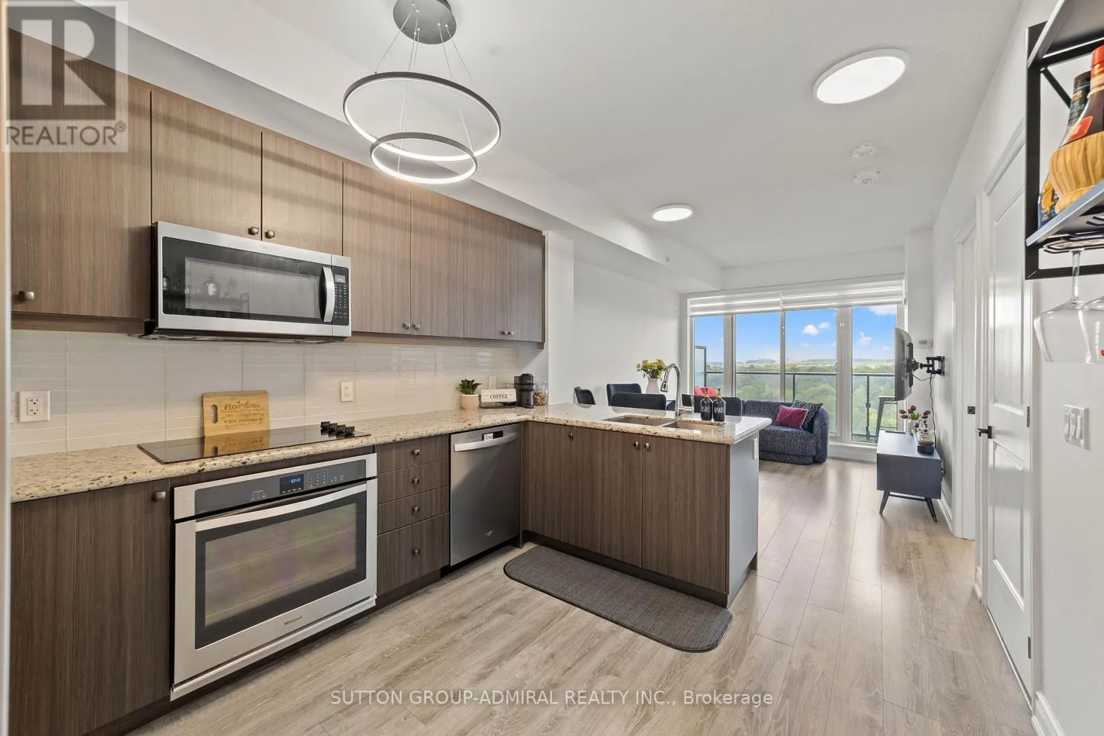 916 - 9618 YONGE STREET