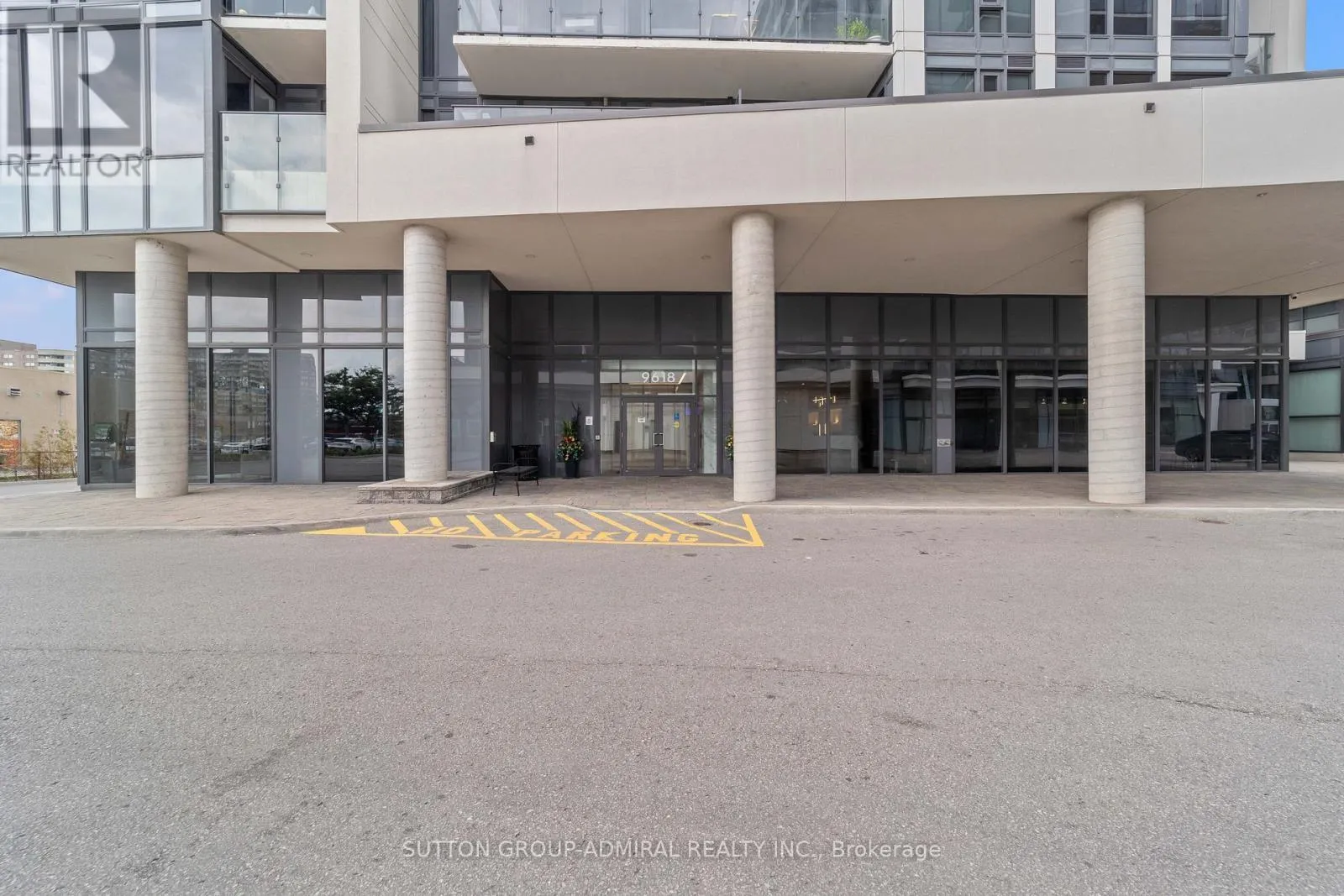 916 - 9618 YONGE STREET