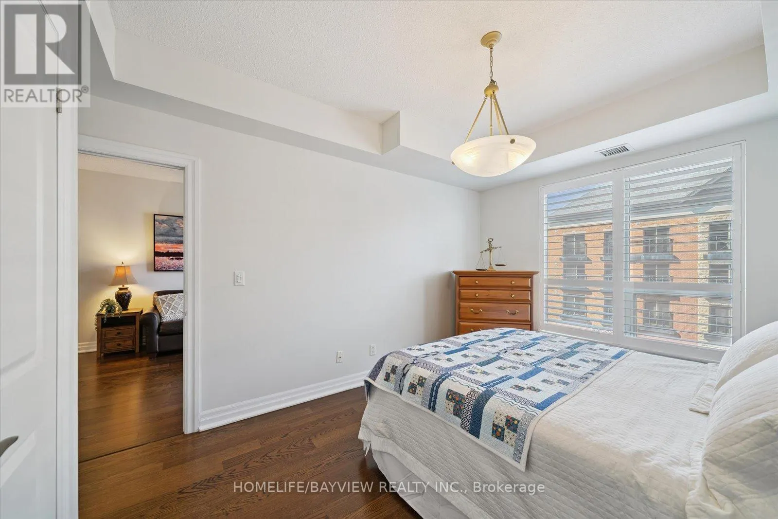 421 - 180 JOHN WAY W
