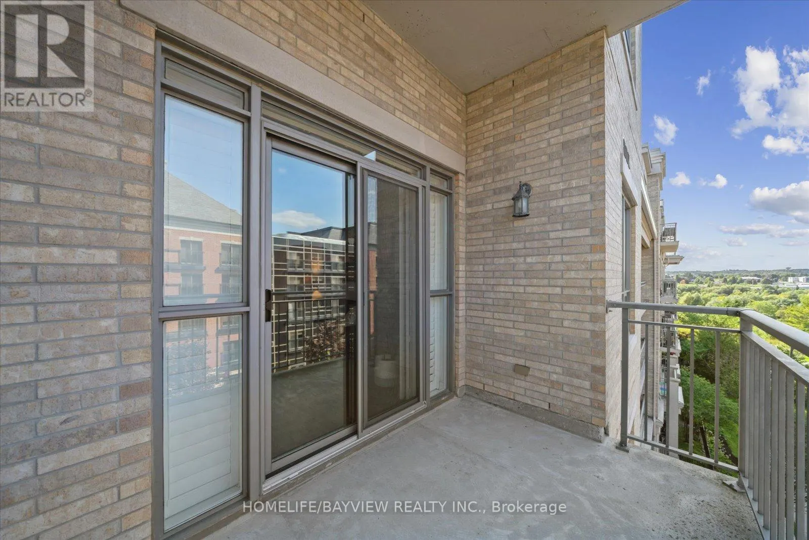 421 - 180 JOHN WAY W