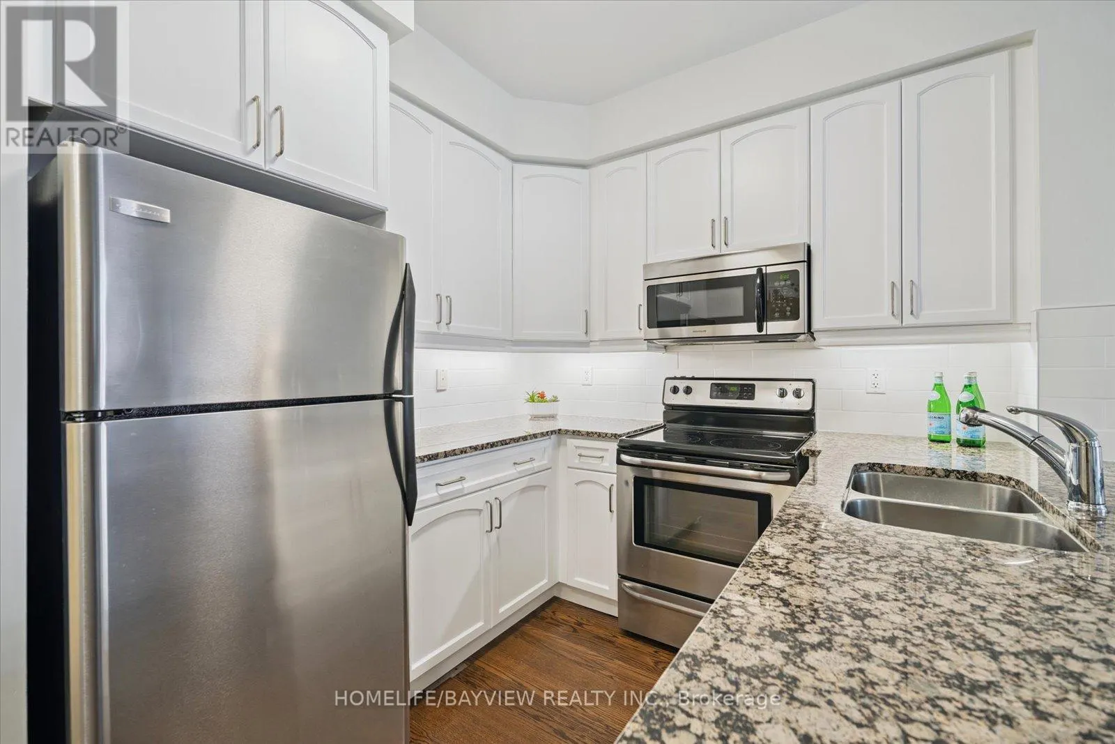 421 - 180 JOHN WAY W