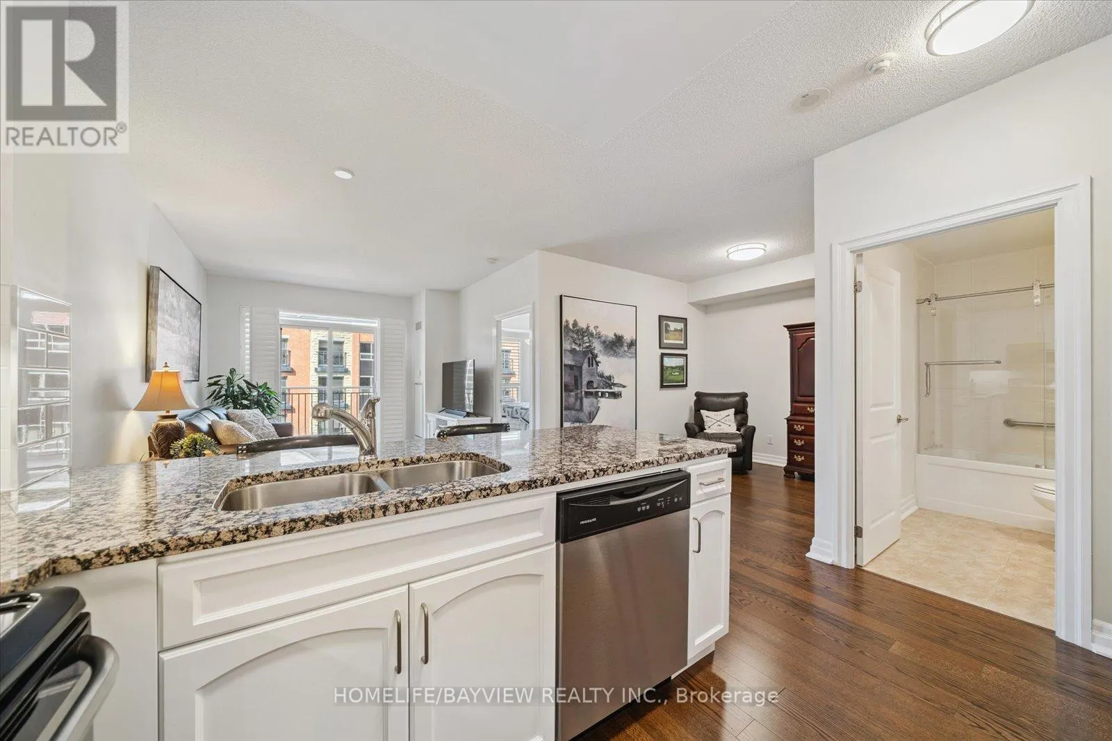 421 - 180 JOHN WAY W