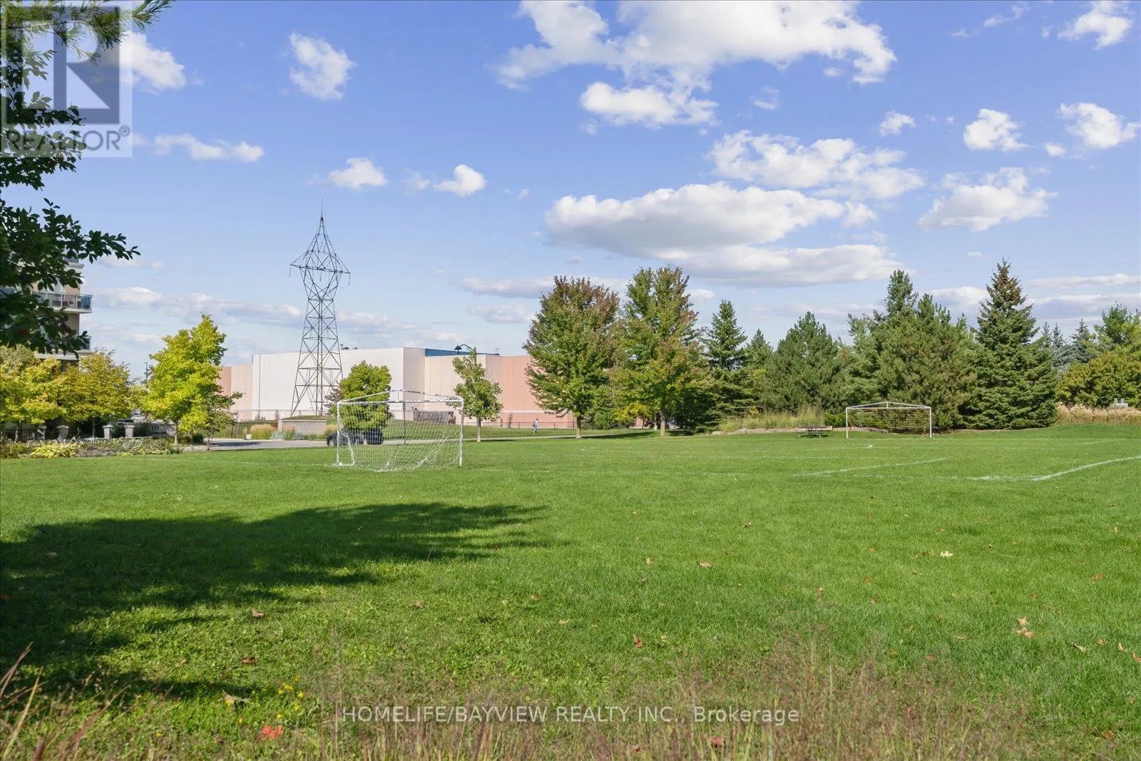 421 - 180 JOHN WAY W