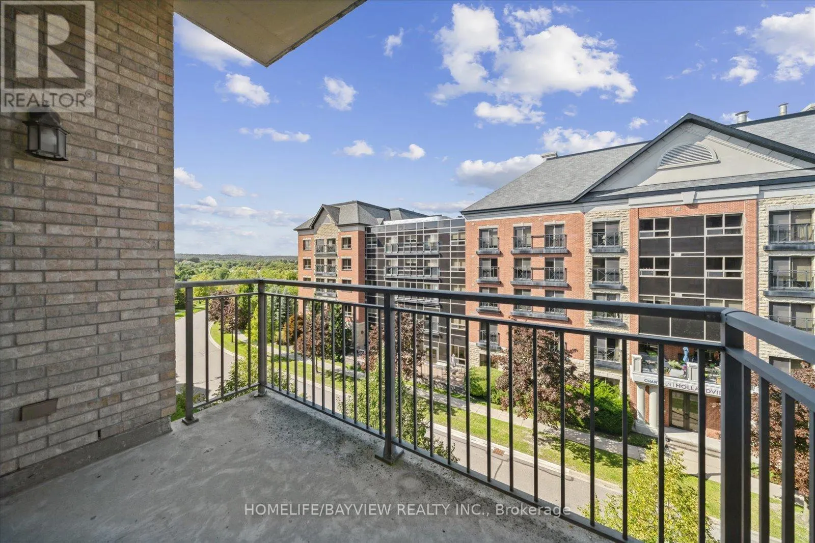 421 - 180 JOHN WAY W