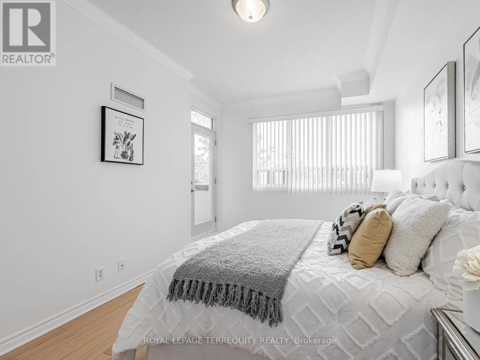 215 - 11121 YONGE STREET