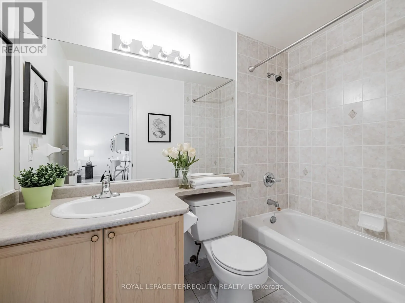 215 - 11121 YONGE STREET