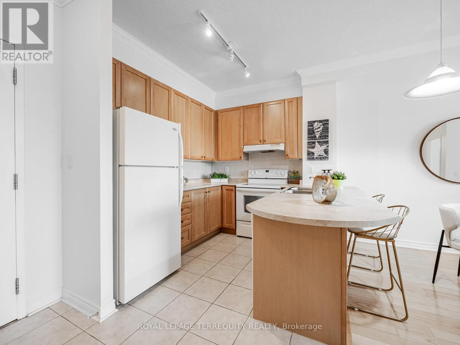 215 - 11121 YONGE STREET