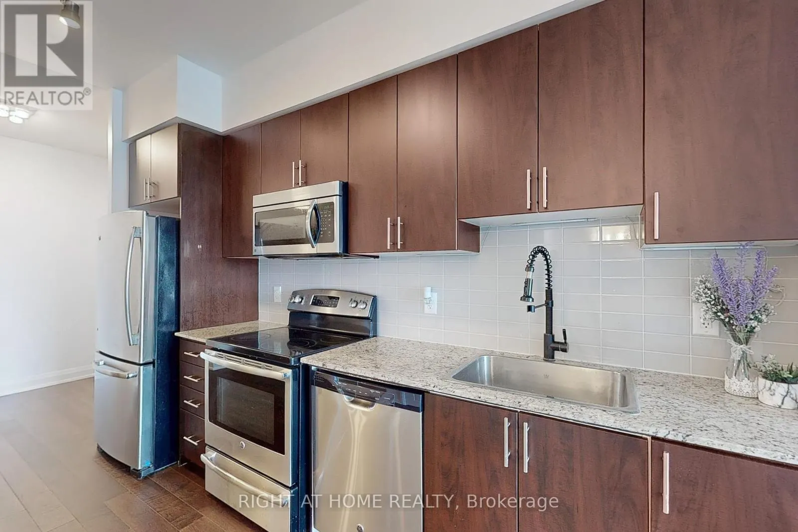 1127 - 7161 YONGE STREET