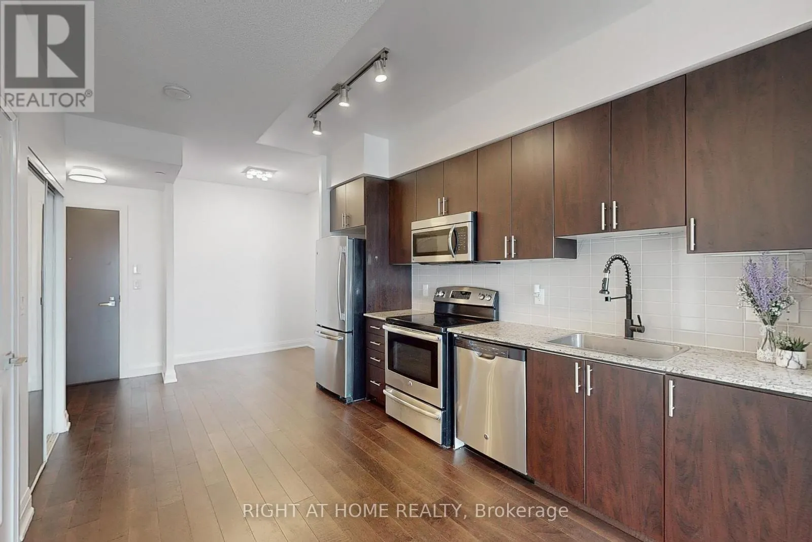 1127 - 7161 YONGE STREET