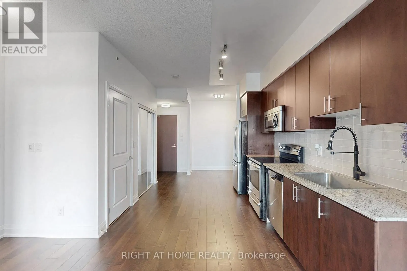 1127 - 7161 YONGE STREET