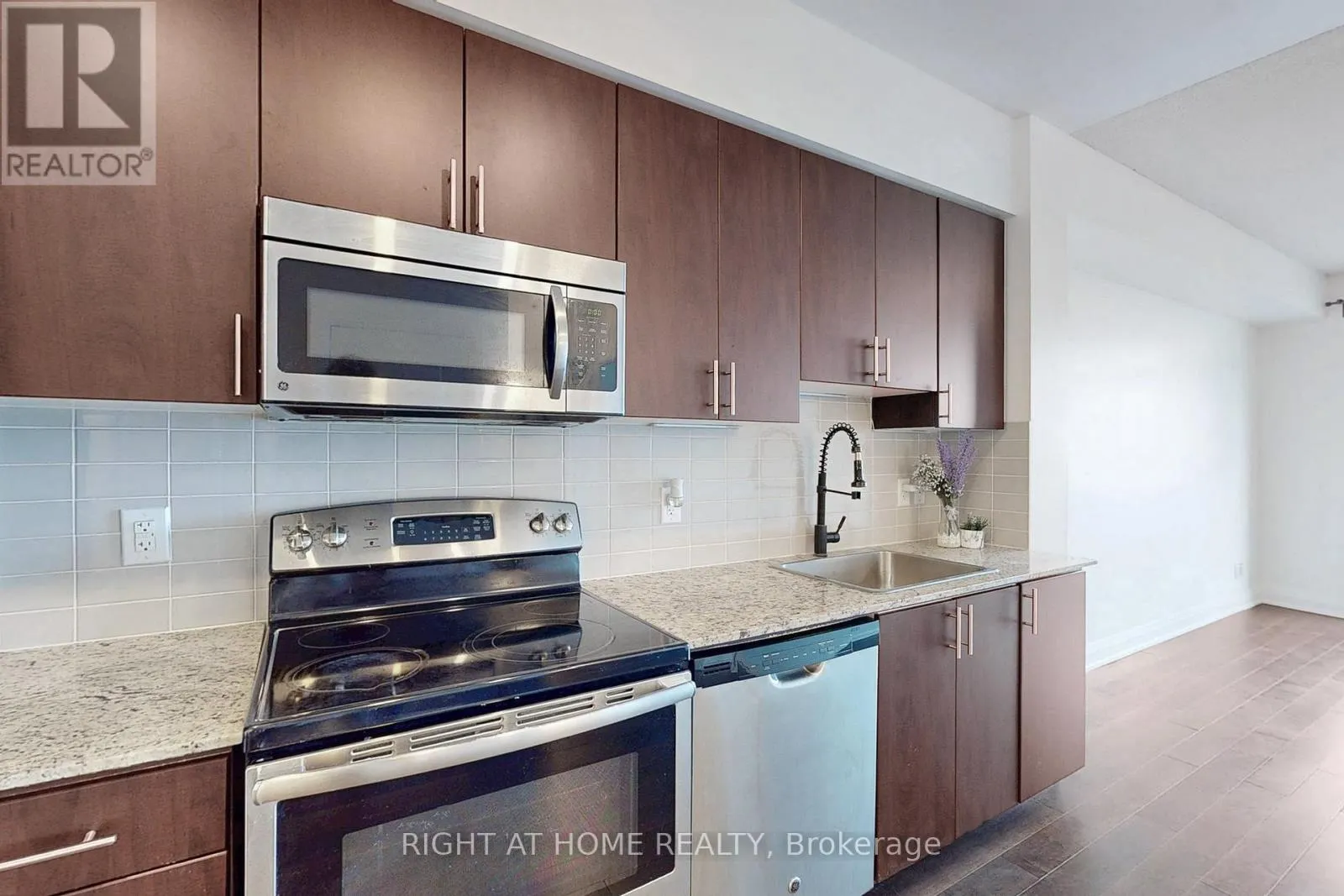 1127 - 7161 YONGE STREET