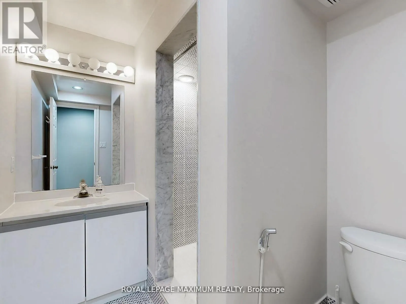 22 A WALTHAM CRESCENT