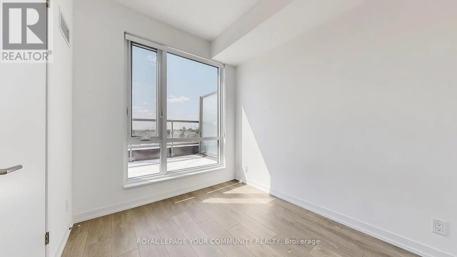 626 - 8 BEVERLEY GLEN BOULEVARD