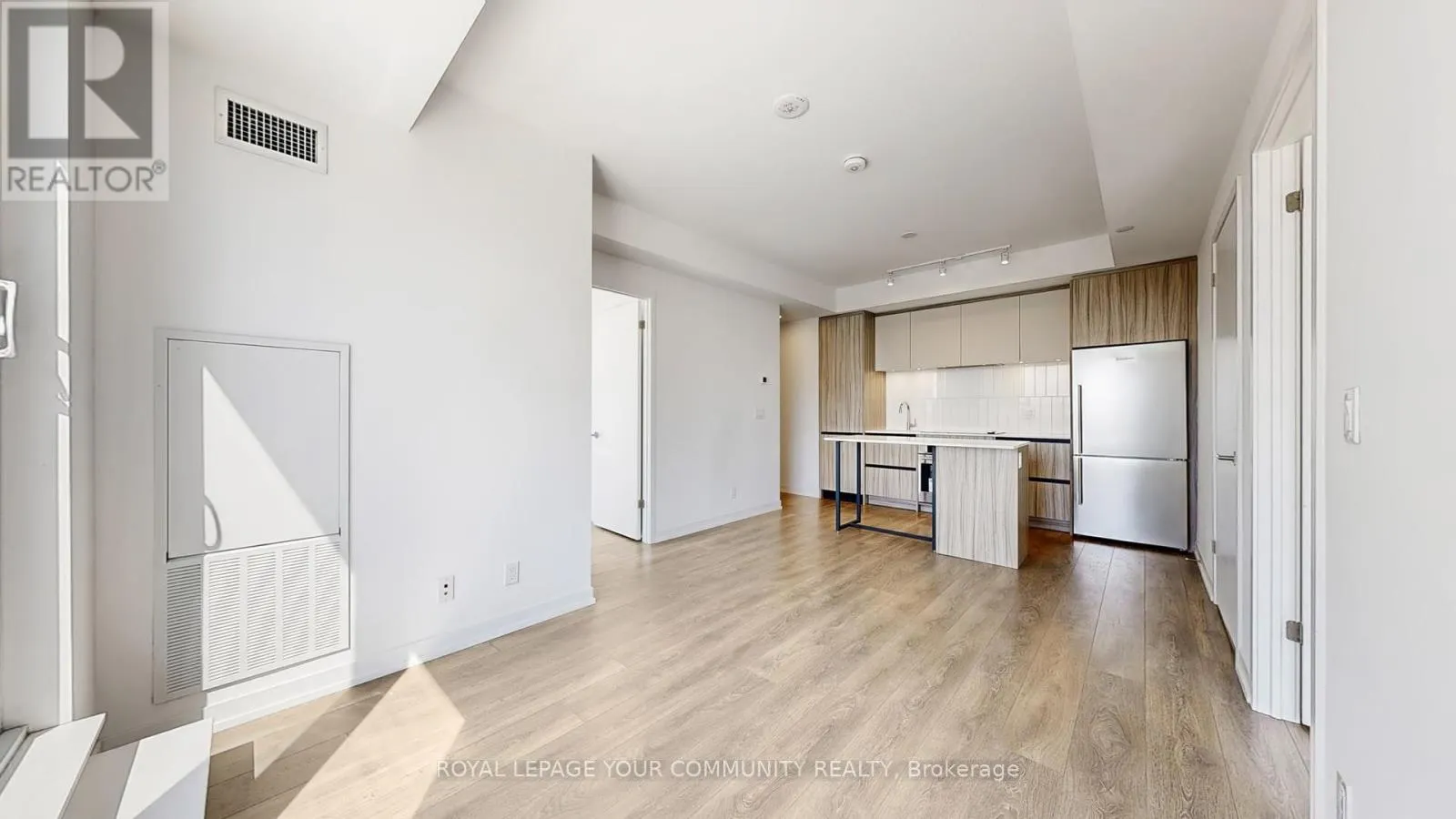 626 - 8 BEVERLEY GLEN BOULEVARD