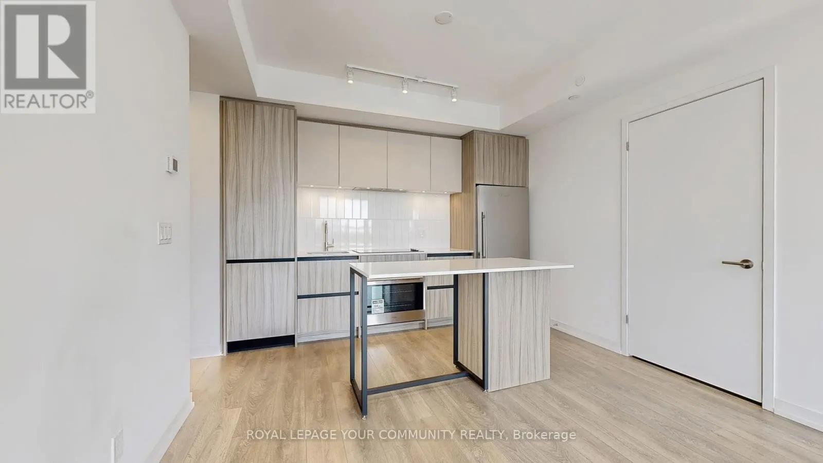 626 - 8 BEVERLEY GLEN BOULEVARD