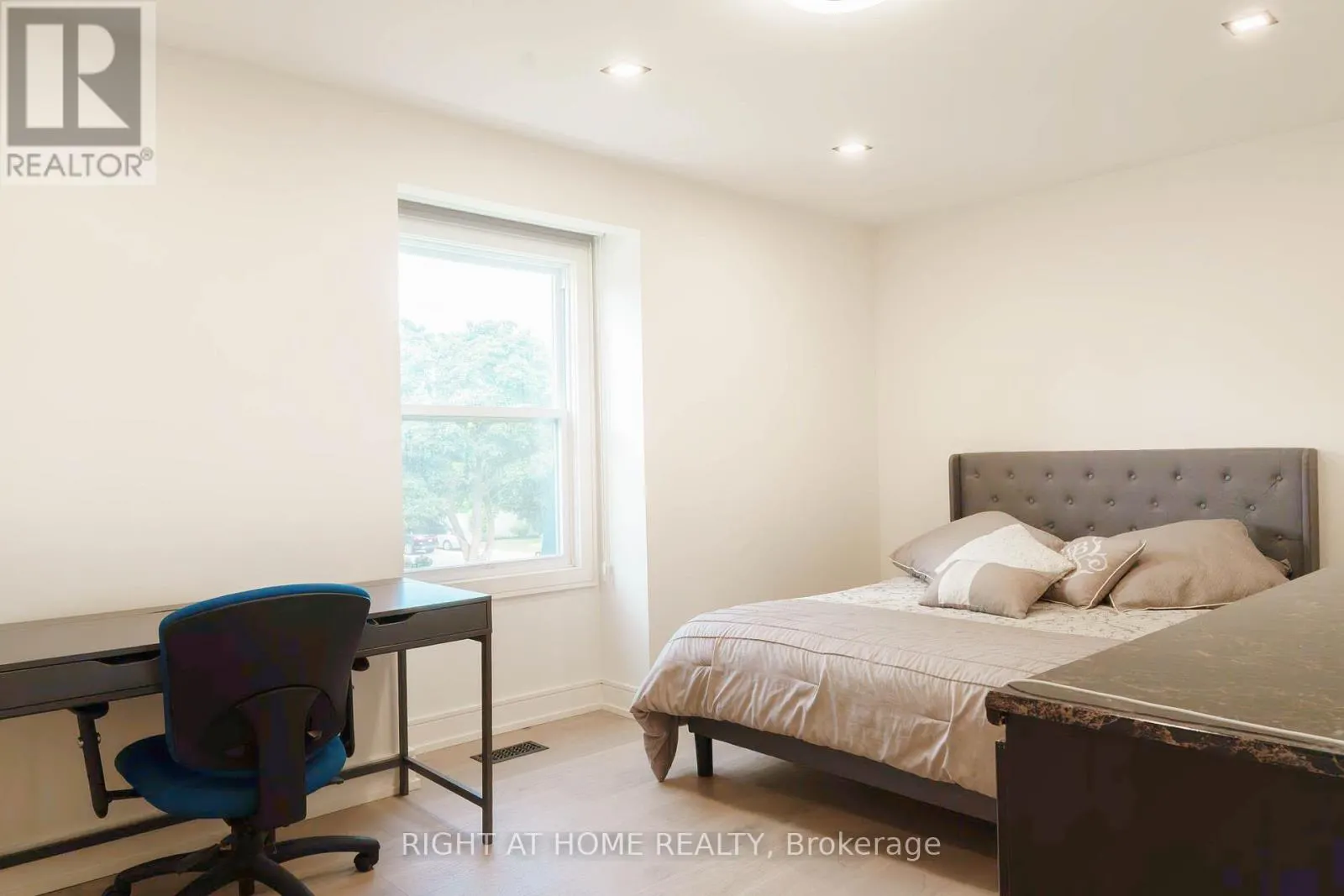 6 LADYSLIPPER COURT