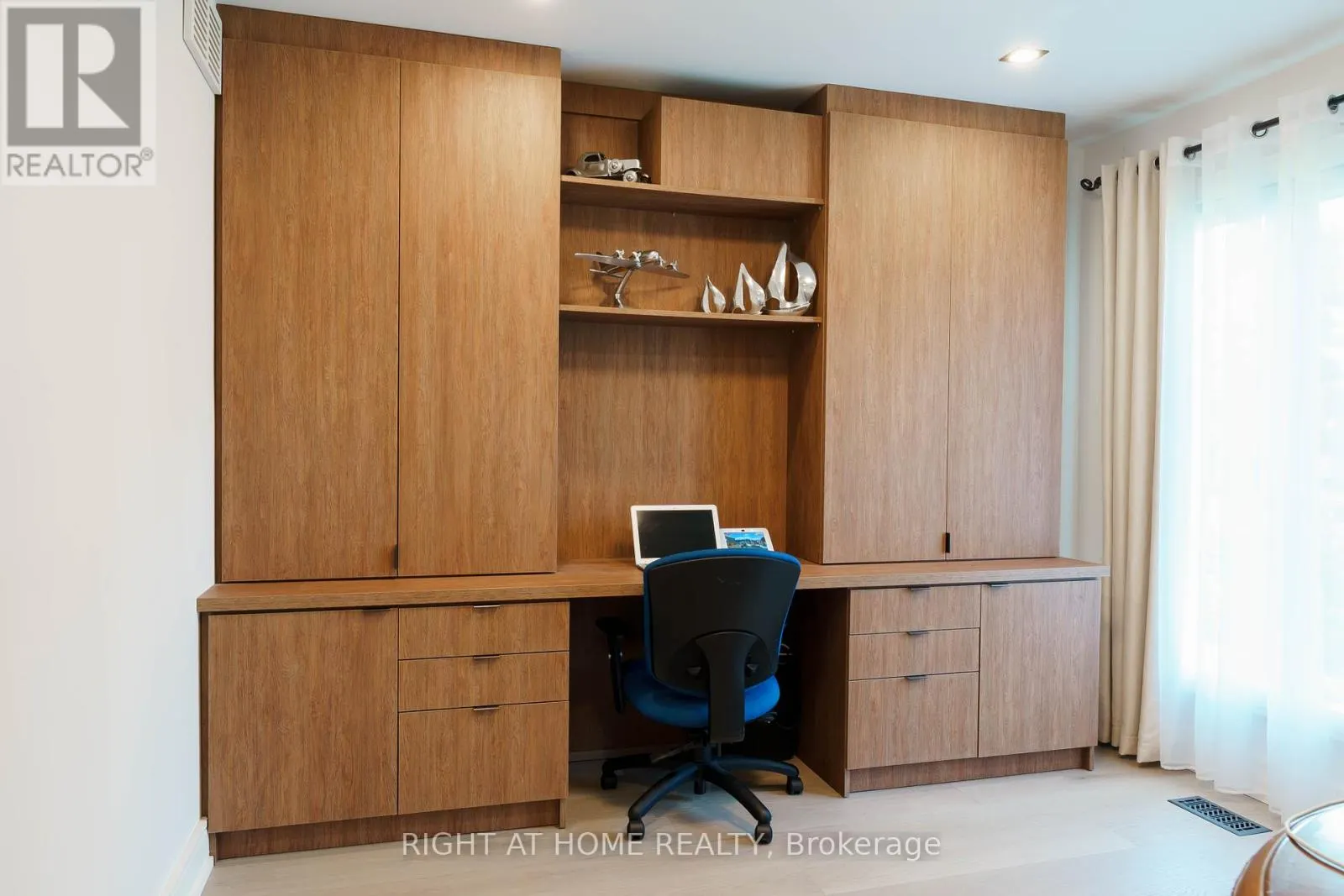 6 LADYSLIPPER COURT