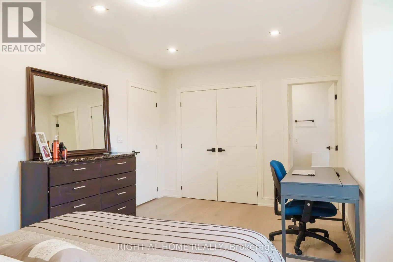 6 LADYSLIPPER COURT