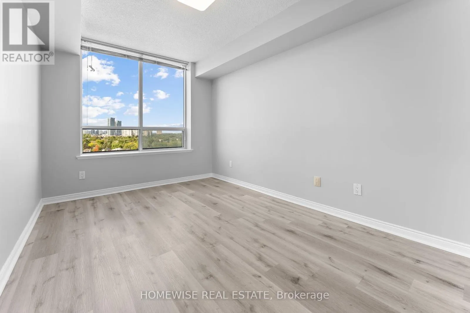 910 - 850 STEELES AVENUE