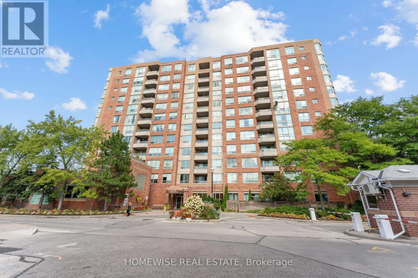 910 - 850 STEELES AVENUE