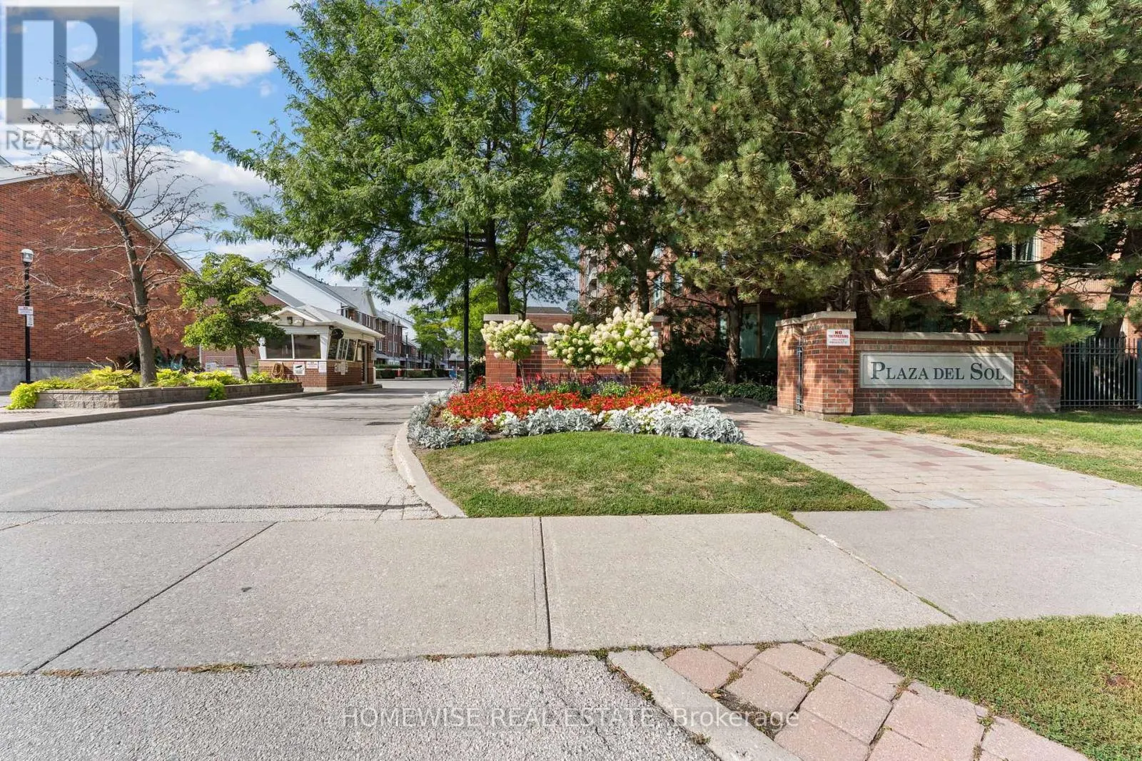 910 - 850 STEELES AVENUE