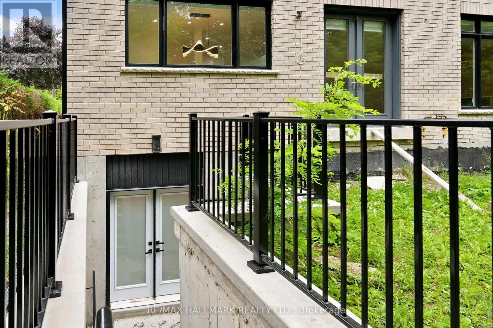 12 SUNBAY COURT
