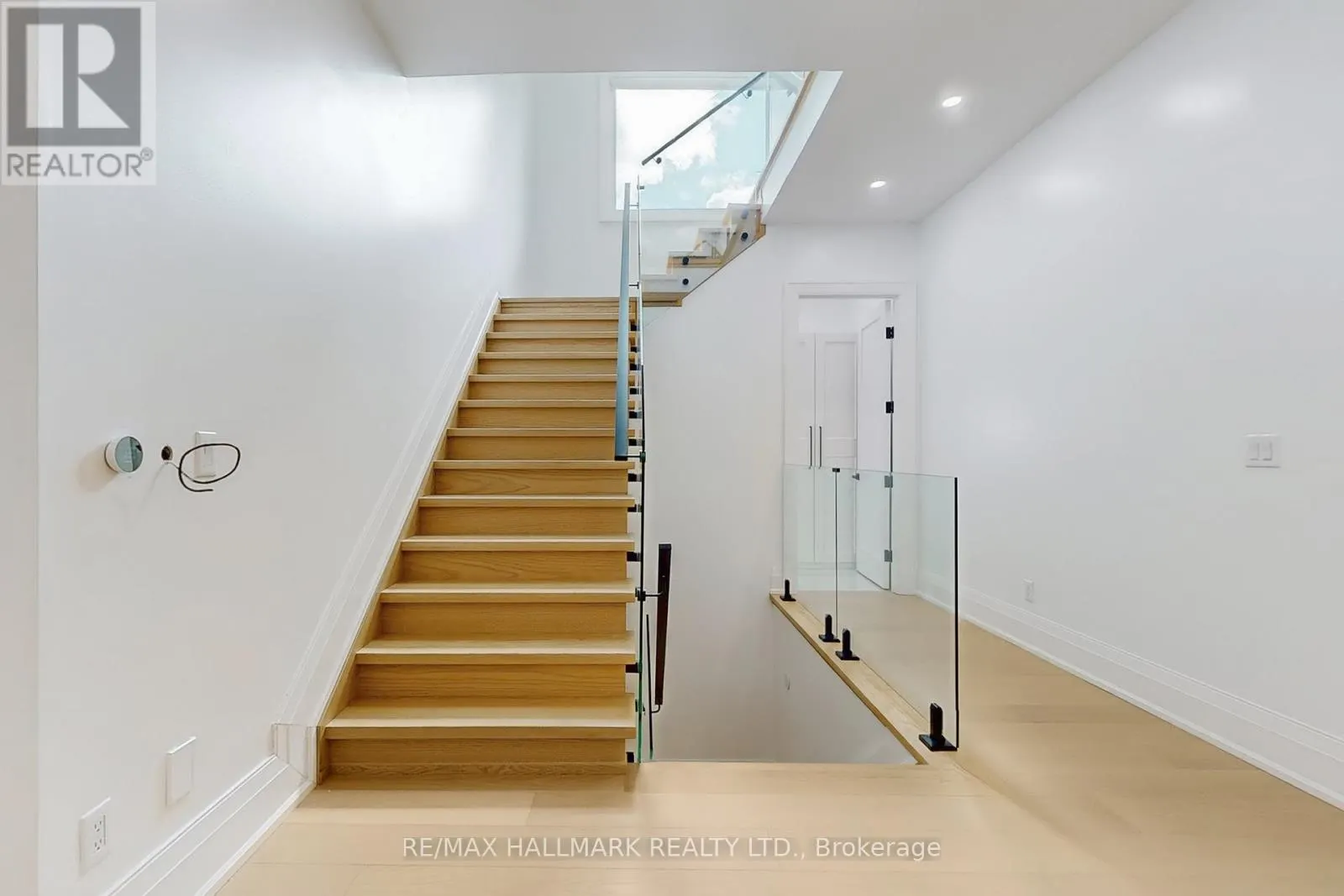 12 SUNBAY COURT