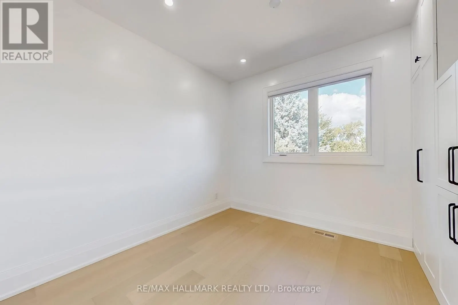 12 SUNBAY COURT