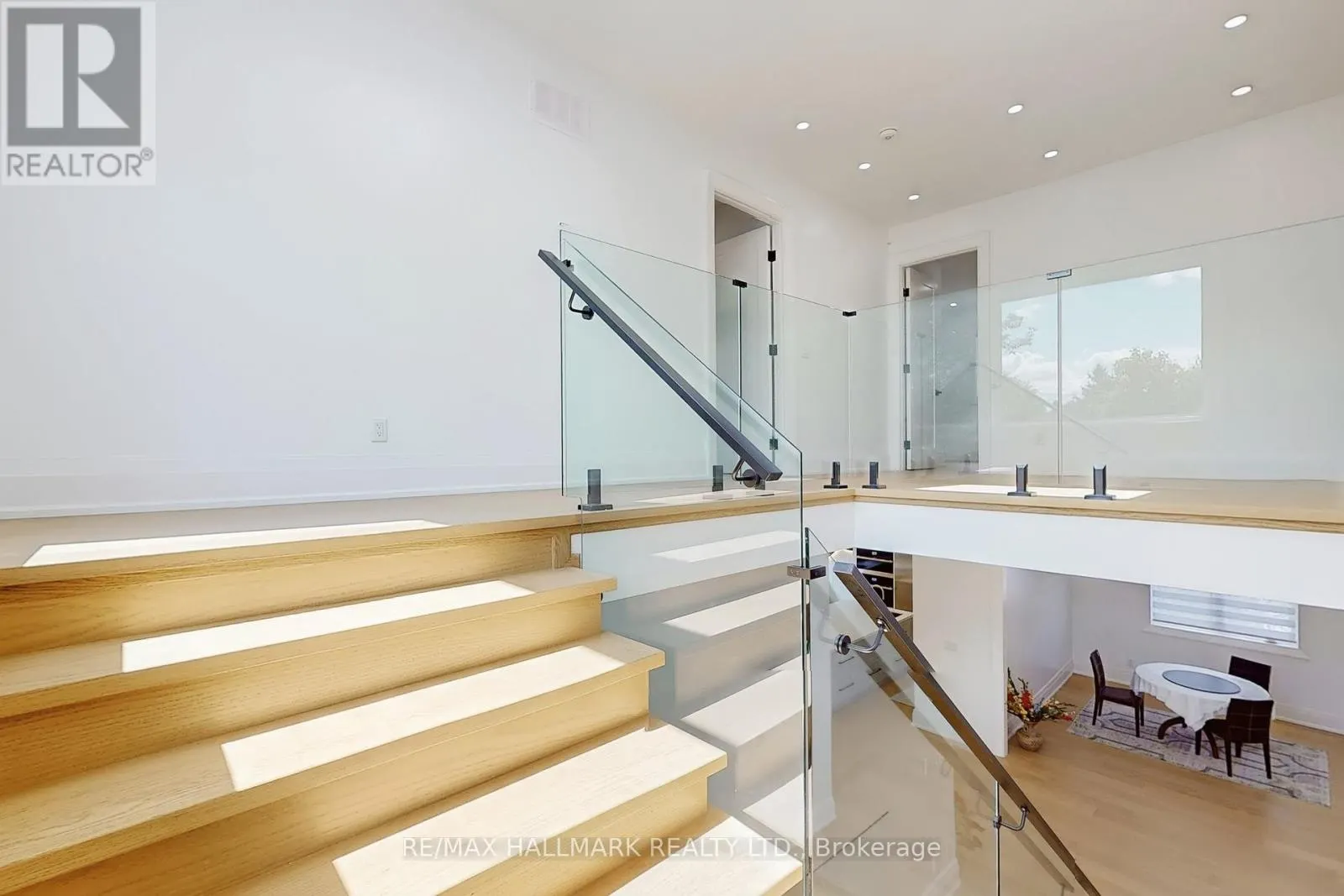 12 SUNBAY COURT