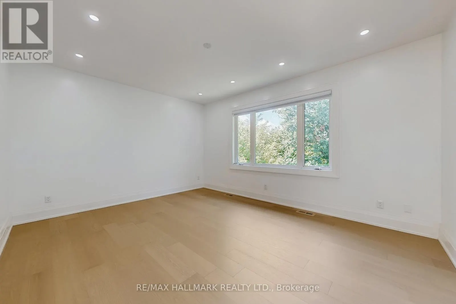 12 SUNBAY COURT