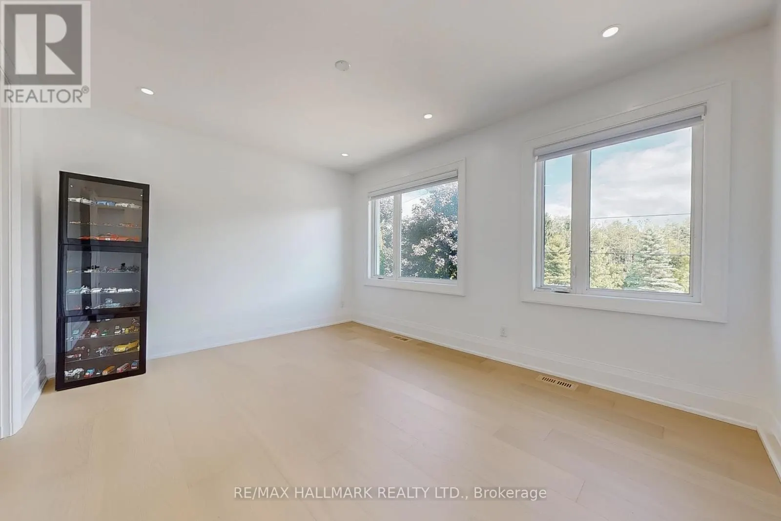 12 SUNBAY COURT