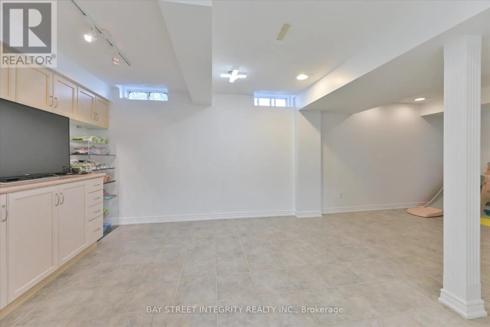 32 SAIL CRESCENT