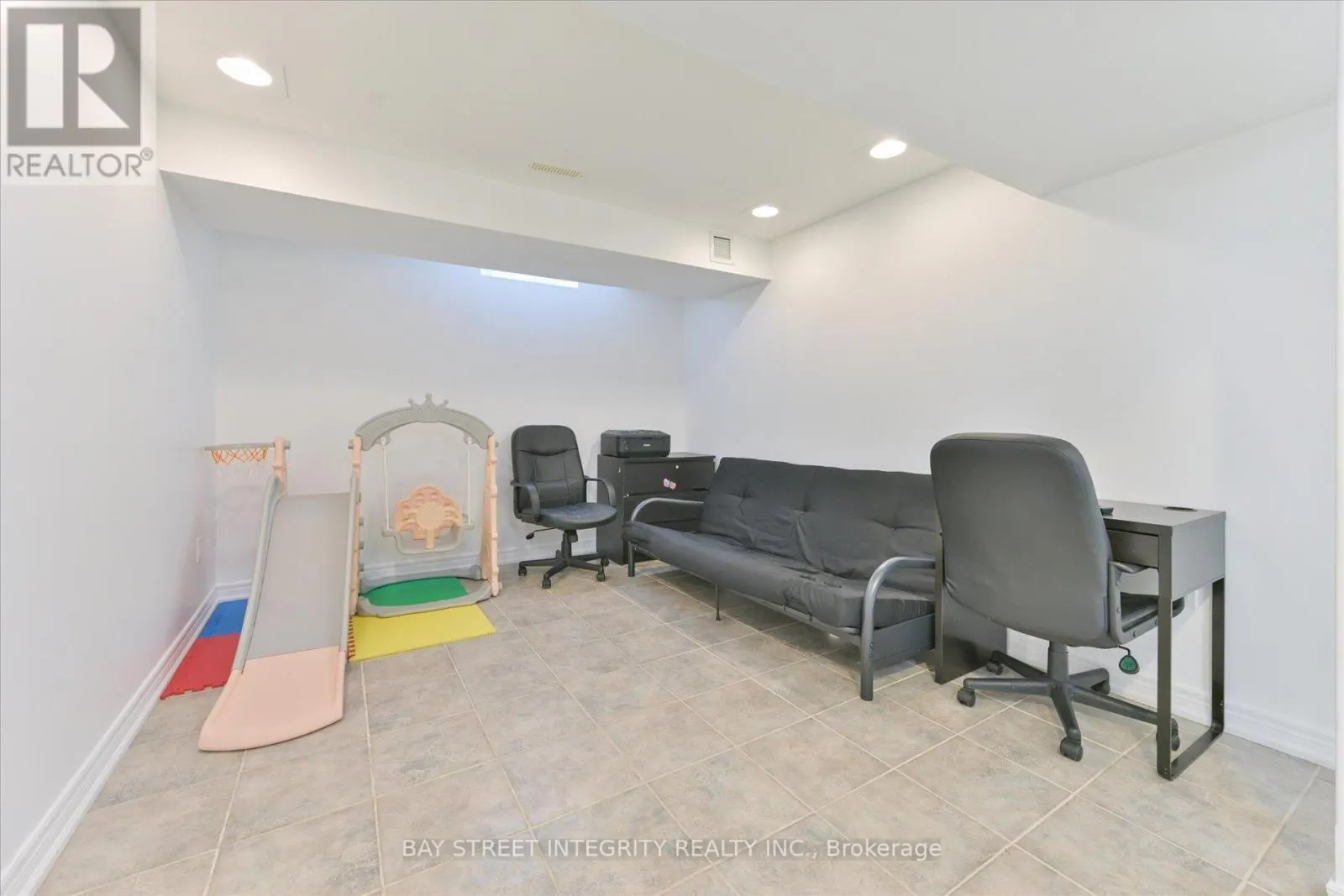 32 SAIL CRESCENT