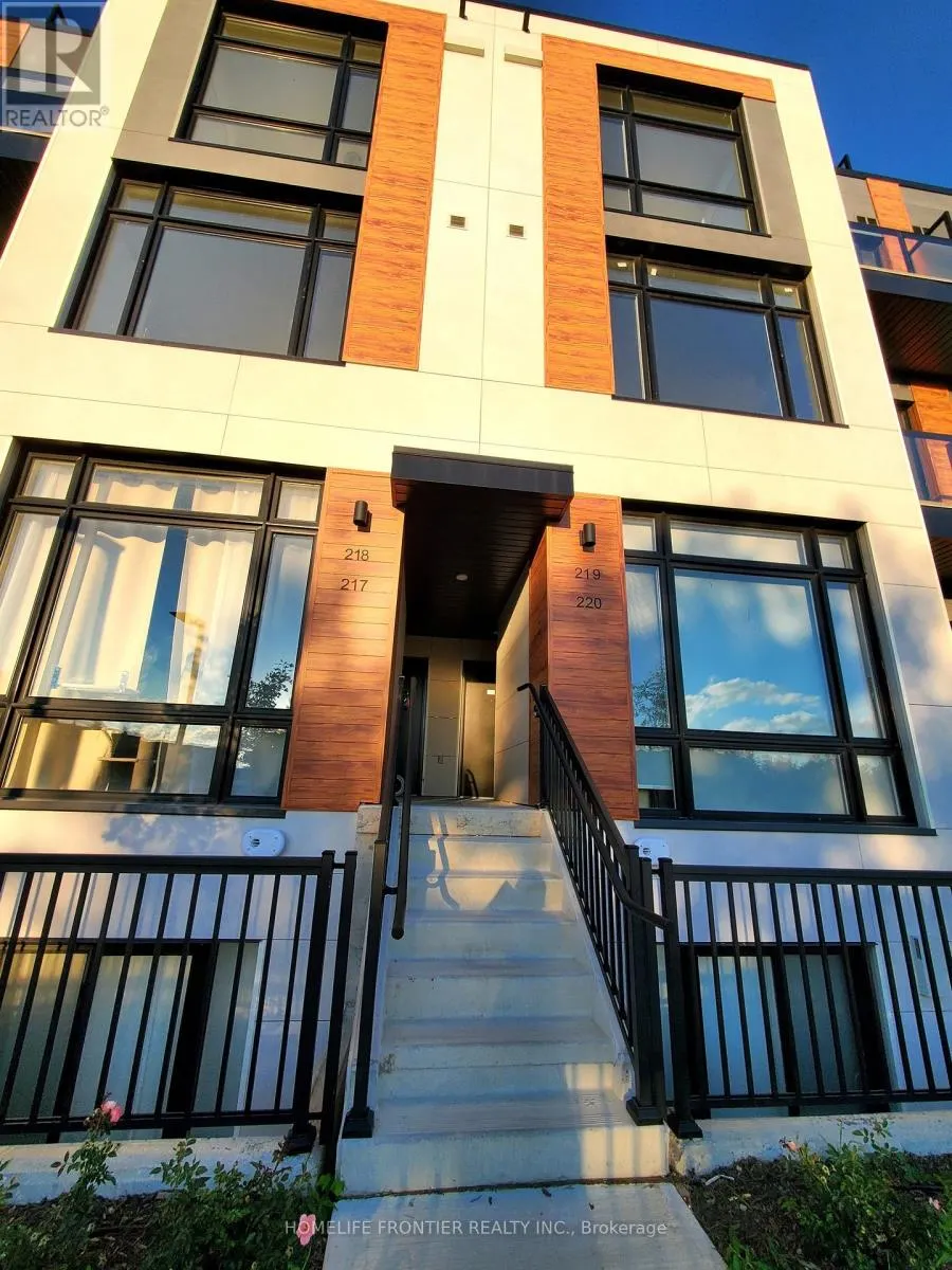 219 - 8 STECKLEY HOUSE LANE
