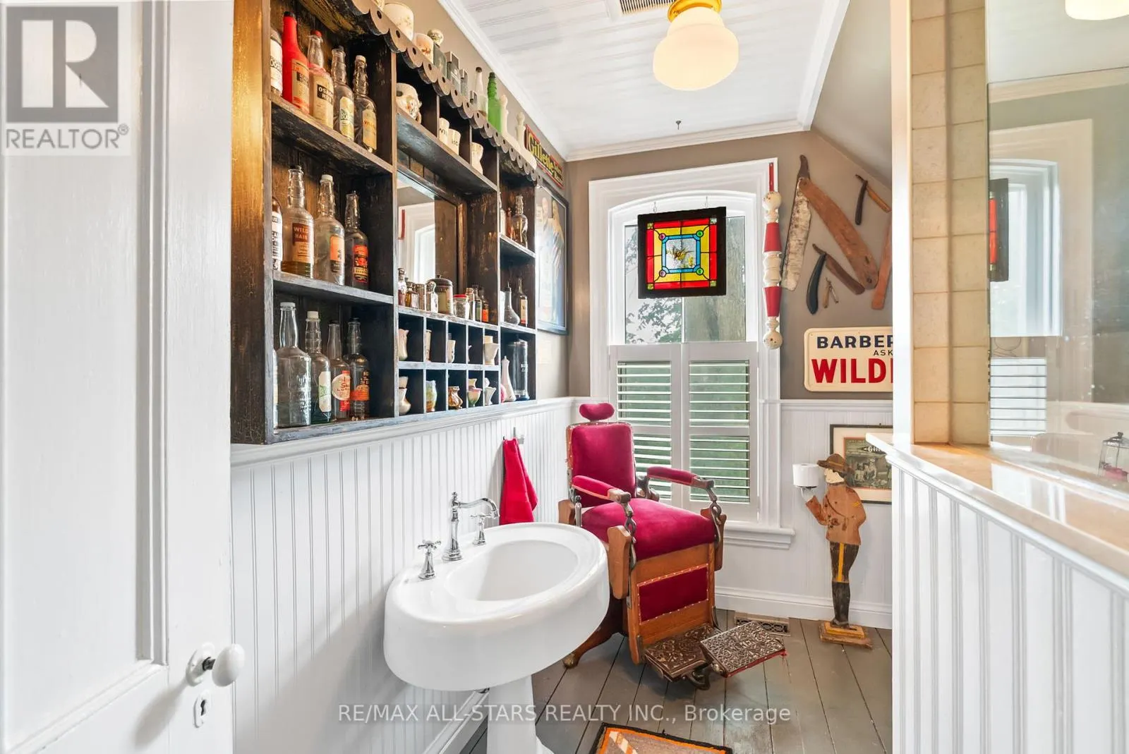 122 BROCK STREET E