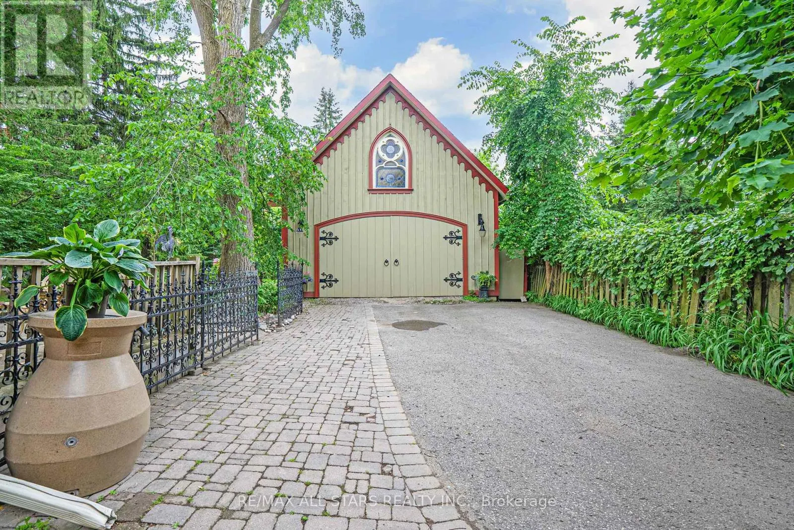 122 BROCK STREET E