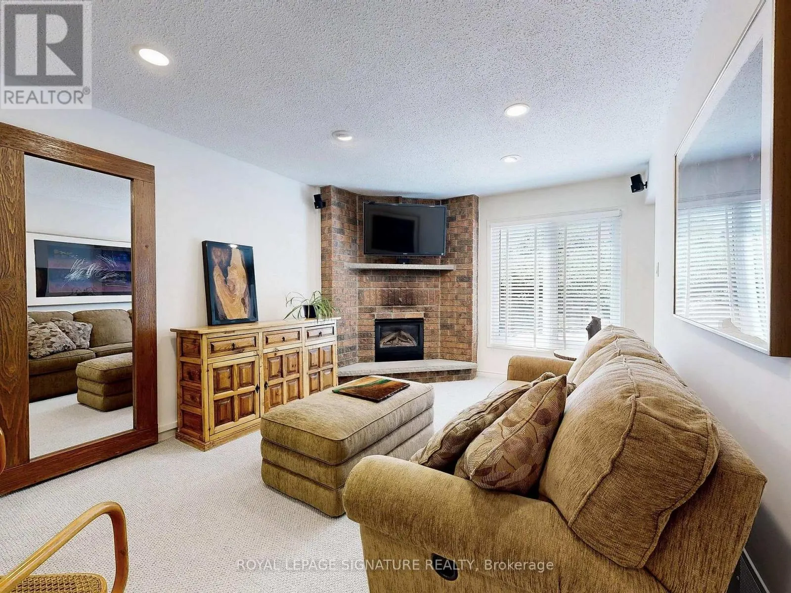48 MILLCROFT WAY