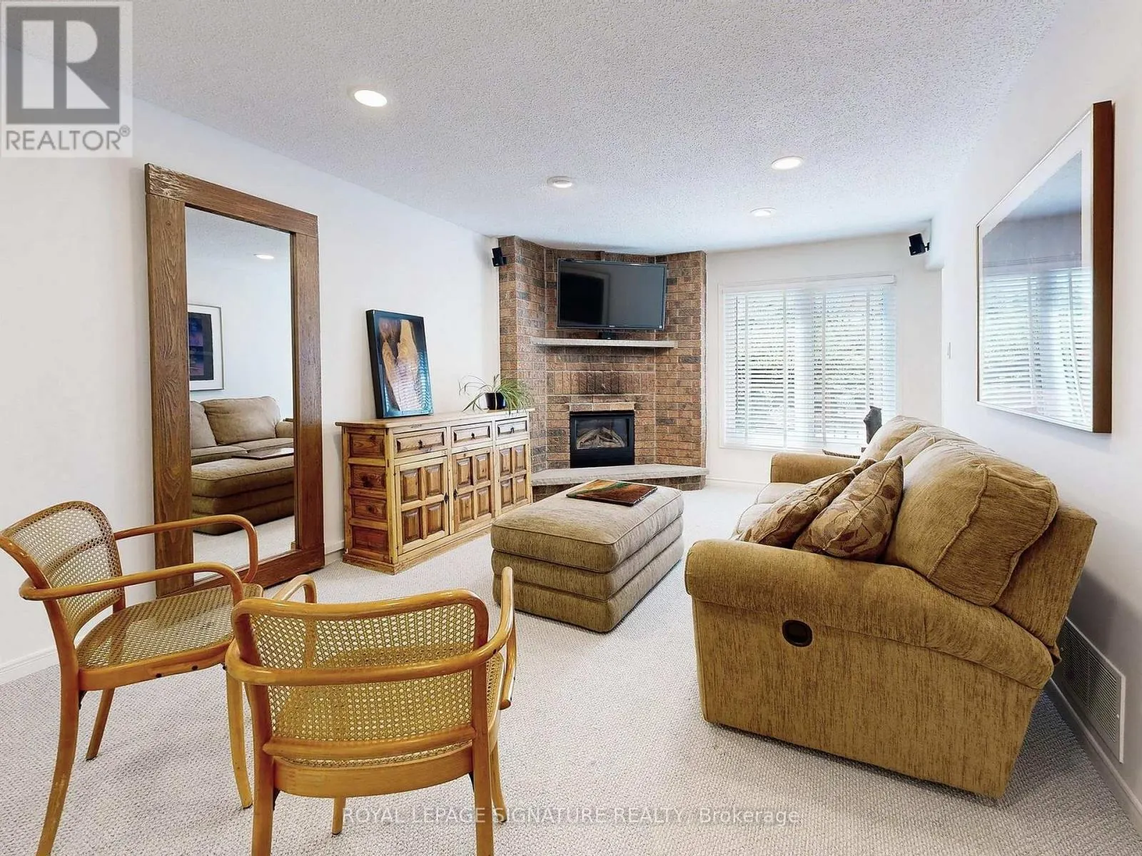 48 MILLCROFT WAY