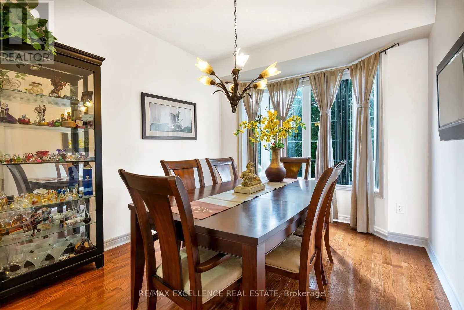 2 MANTLE AVENUE