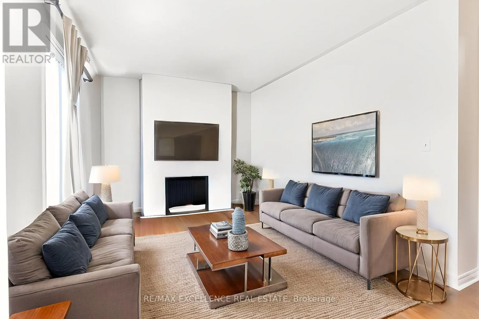 2 MANTLE AVENUE