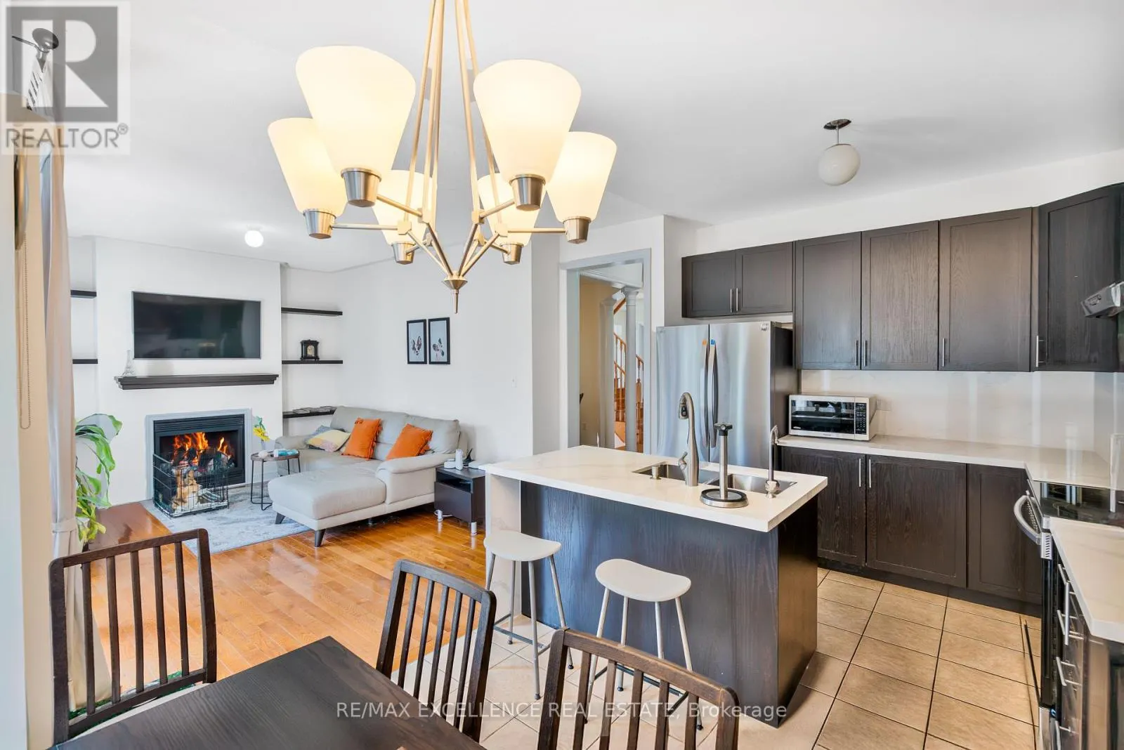 2 MANTLE AVENUE