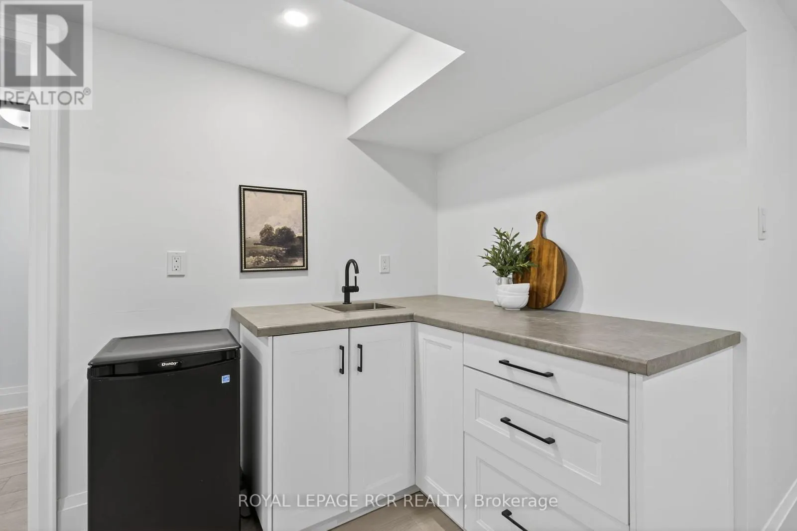 179 TUPPER STREET W
