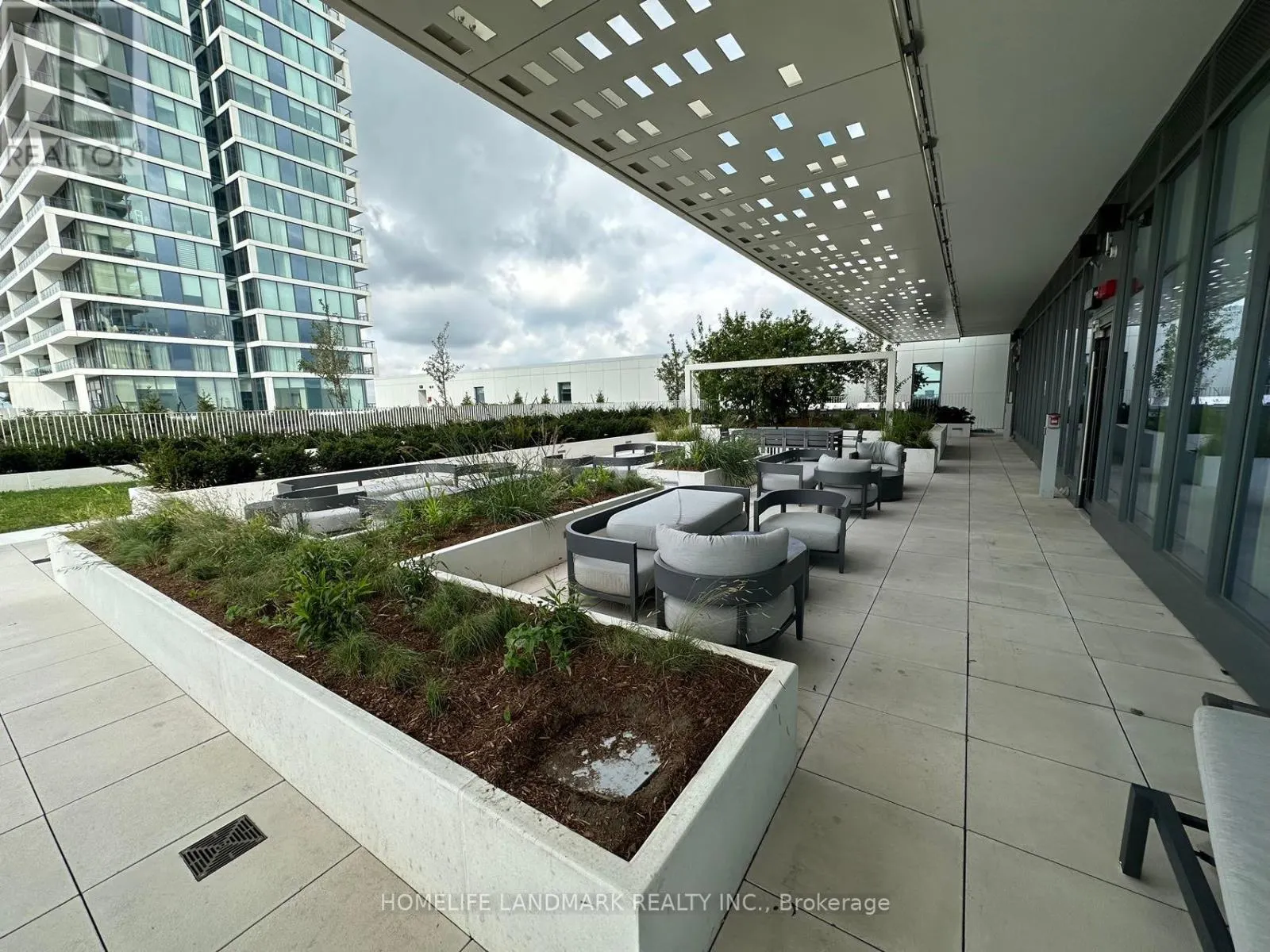 3302 - 950 PORTAGE PARKWAY