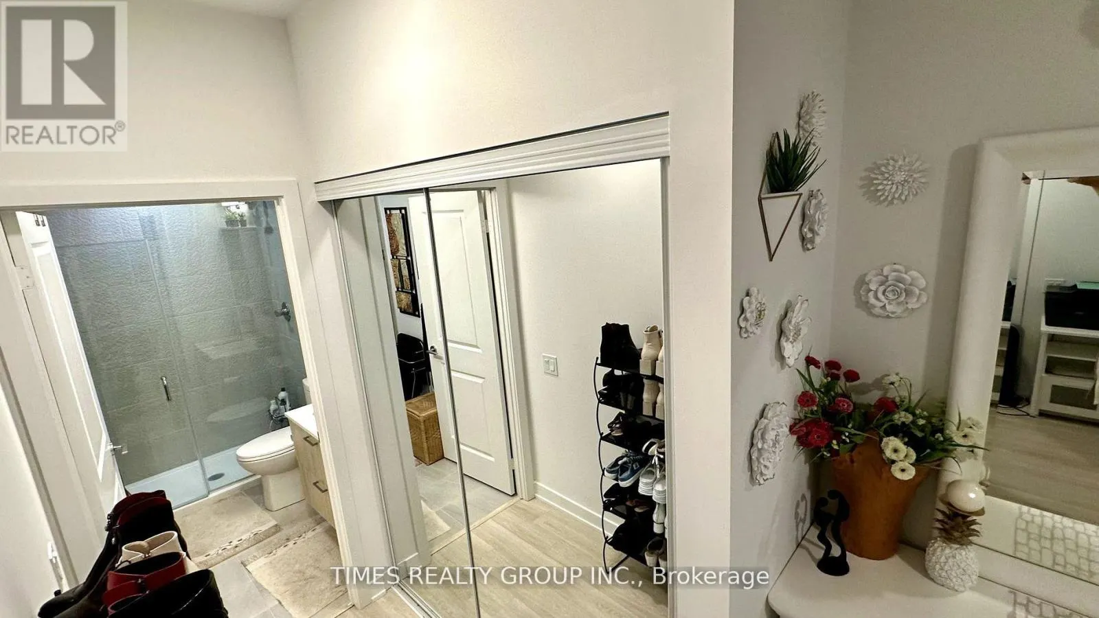 216 - 30 UPPER MALL WAY