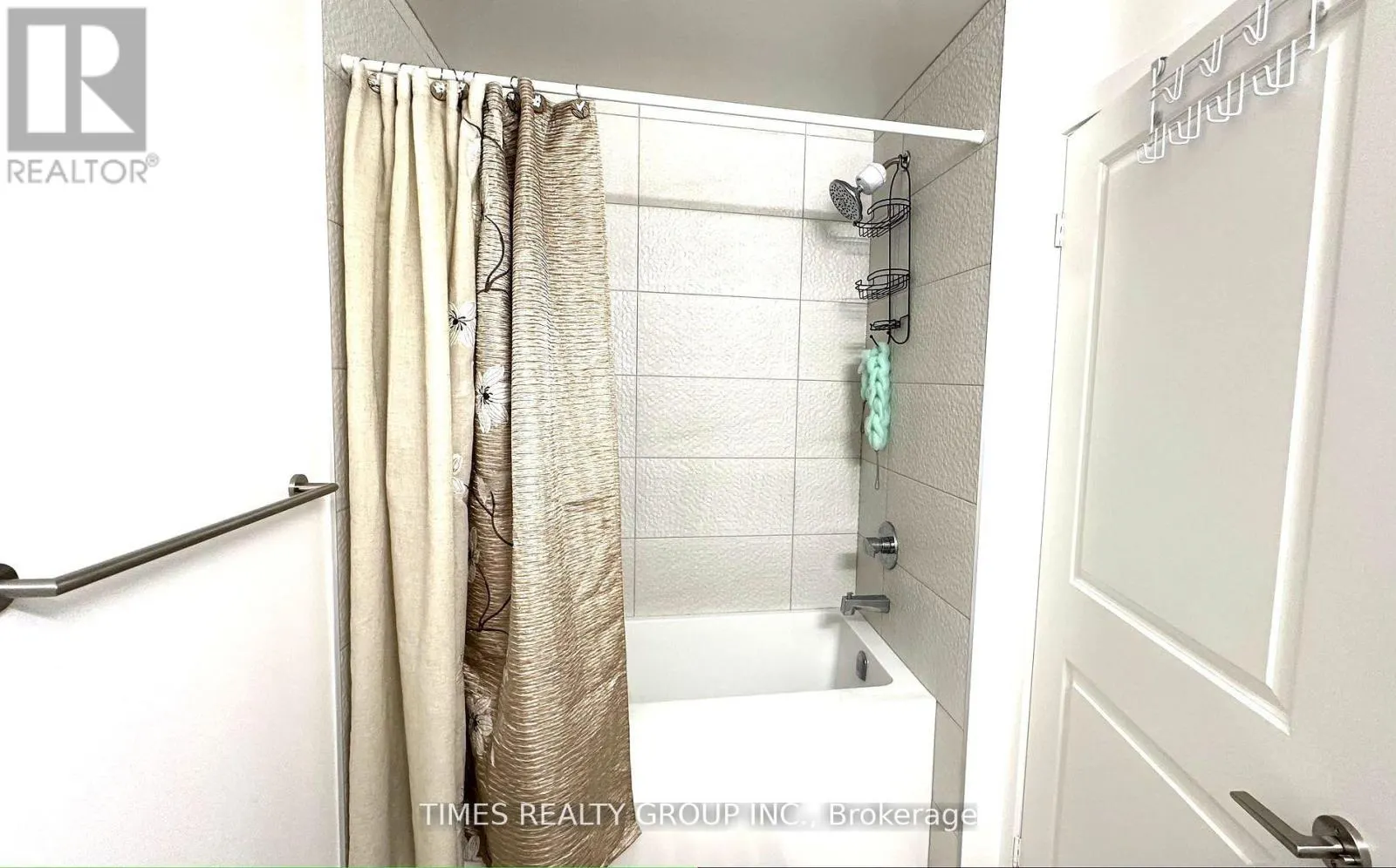 216 - 30 UPPER MALL WAY