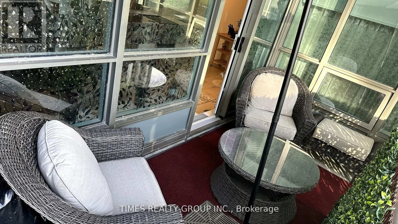 216 - 30 UPPER MALL WAY
