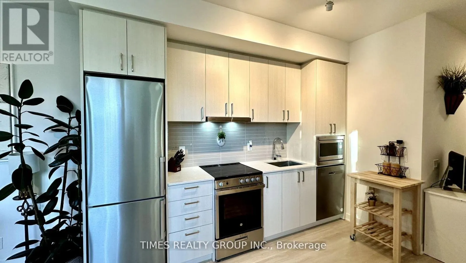 216 - 30 UPPER MALL WAY
