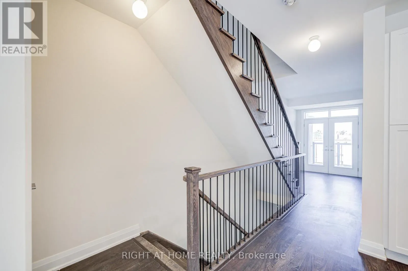 UPPER - 33 JOHN STOCKS WAY