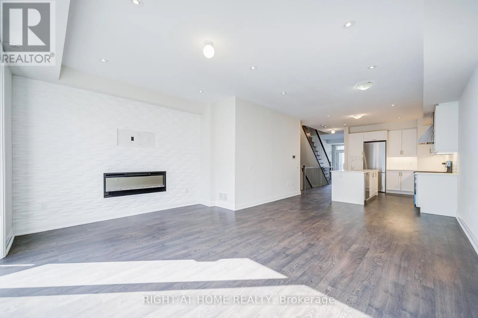 UPPER - 33 JOHN STOCKS WAY