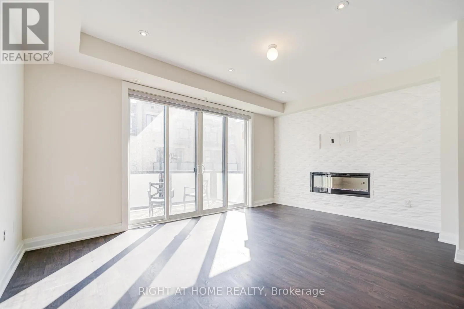 UPPER - 33 JOHN STOCKS WAY